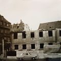 Abriss des ursprünglichen Gebäudes Königsplatz 1 im Jahr 1958. Blick vom Königsplatz aus, links das heutige Anwesen Königsplatz 1 (damals Königstr. 83), im Hintergrund das Dach von <!--LINK'" 0:10--> 4