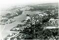 Luftaufnahme aus dem Stadtwesten - rechts im Bild das Klinikum Fürth und die Berg Bräu - im Vordergrund die Vacher Straße, in der Bildmitte die Billinganlage und links die Foerstermühle, ca. 1955