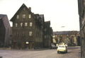 Zentral im Bild Löwenplatz 3, rechts daneben Nr. 5, dann Fachwerkhaus Schlehenstr. 1 ½ (im Hintergrund die Rückseiten der Häuser Katharinenstr. 16 - 22)