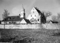 das Steinacher Schloß mit Eingangsportal und damaligen Dachreiter (Glockenturm?) auf dem Vorderhaus, Aufnahme ca. 1920, die Straße verläuft hinter der Mauer