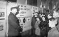 Die Stadtpolizei wirbt in der Oberrealschule um Nachwuchs (1963)