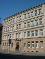 Gebäude des <a class="mw-selflink selflink">Heinrich-Schliemann-Gymnasiums</a> an der <!--LINK'" 0:16--> (von Süden), 2007
