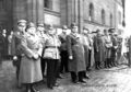 NSDAP-Abgeordnete vor dem Rathaus, u. a. OB <a class="mw-selflink selflink">Franz Jakob</a> (6. v. li.) und  (3. v. li.)