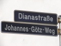 Straßenschild Johannes-Götz-Weg und Dianastraße, kurioserweise in gleiche Richtung zeigend