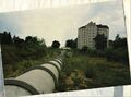 Blick über den verwilderten, heute überbauten <a class="mw-selflink selflink">Kavierlein</a>, im Hintergrund das Gebäude , im Vordergrund der kanalisierte  im Juli 1997
