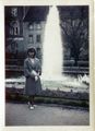 Aufnahme von 1964 vor dem Springbrunnen in der <a class="mw-selflink selflink">Dr.-Konrad-Adenauer-Anlage</a> im Hintergrund das (ehemalige)  und daneben 