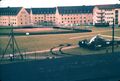Baseballfeld zwischen der Kalbsiedlung und der [[Johnson Barracks]] (1958).