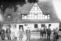 Bauernhof Fam. Ulrich in Mannhof mit seinen Bewohnern, der im Februar  durch einen Bombenvolltreffer total zerstört wurde, 3 Tote. Aufnahme von <a class="mw-selflink selflink">1929</a>