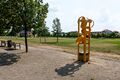 Kunstinstallation (Gelbe Ringe) von Heinrich V Mangold im Südstadtpark während der Frei Luft Galerie 2023, Juni 2023