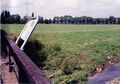 Schautafel  mit <a class="mw-selflink selflink">Scherbsgraben (Gewässer)</a>, im Hintergrund der  im Juli 1999