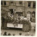 Erntedankfestzug in der Schwabacher Straße, 1956