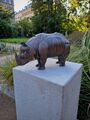 „Dürer Rhinocerus“ von  und . Geschenk an die Stadt Fürth, aufgestellt im Botanischen Schulgarten (September 2023).