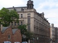Baudenkmal Schwabacher Straße 86, Schulhaus. Im Vordergrund die Shedhallen der <!--LINK'" 0:2-->.