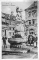 Ansichtskarte Jugendbrunnen am Helmplatz, im Hintergrund Helmplatz 1 noch mit Türmchen auf dem Dach, gel. 1910