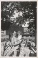 Badefreuden, orig. Bildunterschrift: "Papa und ich im Flußbad". Im Hintergrund Häuser an der Dengler- und Badstraße. Aufnahme 1951