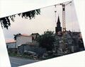 2. Bauabschnitt der als Lärmschutzwall geplanten Reihenhäuser an der  Richtung  als Fortsetzung des 1. BA <a class="mw-selflink selflink">Heiligenstraße 33-59</a> links im Bild im Juni 1999