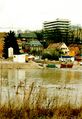 Blick über den überschwemmten <!--LINK'" 0:29--> zur Jakob-Henle-Straße – im Hintergrund das Hochhaus der inzwischen abgerissenen <!--LINK'" 0:30-->, März 2001