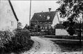 Das Storchenhaus <a class="mw-selflink selflink">Fischerberg 1</a>, erbaut als Schul- und Gemeindehaus, links Bauernhaus Küttlinger, heute <!--LINK'" 0:15-->, Vordergrund der Fischerberg, vor dem <!--LINK'" 0:16--> das Milchhäuschen, 1941