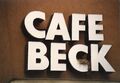 Fassadenwerbung des ehem. Cafe Beck in der  mit gefiederten Untermietern im September <a class="mw-selflink selflink">1986</a>