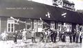 Fürther Lehrergruppe am Ende eines zehntägigen Flugmodellbau-Lehrganges an der NSFK-Baracke in der Waldstr. 34. Im Hintergrund Gebäude Flößaustr. 165. Aufnahme August 1941
