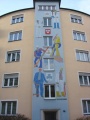 Wandmosaik <i>"Handwerksberufe"</i> (Stein) von ,  – renoviert , Abriss des Gebäudes im Juli 
