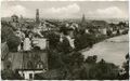 Blick über den Wiesengrund der Pegnitz mit Karlsteg. Stadtansicht mit Rathaus, Stadttheater und Kirche St. Michael. Historische Postkarte, um 1955