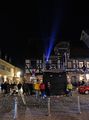 Projektor-Turm vor der Gaststätte »Die <a class="mw-selflink selflink">Bar</a>« während der Glanzlichter 2019 zur Illumination der Gaststätte »«, Nov. 2019