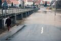 Hochwasser in Vach, Fußgängersteg nach Mannhof, die Brückenstraße unter Wasser Feb. 1987. Auch der Bus dreht ab. Heute steht hier der hochgelegte 