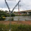 Kranaufbau und Vorarbeiten zum baldigen Einheben der neuen Gehwegbrücke über die <!--LINK'" 0:323--> in <a class="mw-selflink selflink">Stadeln</a> im Juni 2020