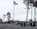 Betriebsgebäude und Einwurfschacht (rechts) der Mülldeponie 1971, vom Golfplatz aus gesehen (Grün 3).