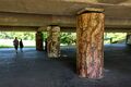 Kunstinstallation von Sabine Deifel (Bäume - Pfeiler unserer Zivilisation) unterhalb der Ludwigsbrücke während der Frei Luft Galerie 2023, Juni 2023