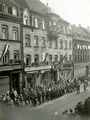 Schwabacher Straße 37, 39 und 41 mit dem Sanitätshaus Schmidt und der Lebküchnerei Johann Tuffentsamer während eines Aufmarsches der NSDAP, ca. 1935