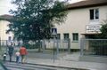 Eingang der Elementary School in der John-F.-Kennedy-Straße 1990.