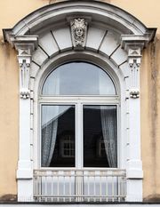 Fenster Parkhotel mit Schlussstein.jpg