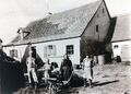 Das Haus der Großeltern von Georg Mehl in Mannhof, mit Michl-Hans Mehl mit Frau Anna und den Söhnen Michl-Hans Fritz und Michl-Hans Gerch im Jahre <!--LINK'" 0:126-->