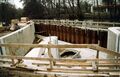 Bauarbeiten der Stau- und Triebwerksanlage an der Foerstermühle - im Hintergrund die Senioreneinrichtung Kursana, Jan. 1989