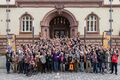 Gruppenbild der Teilnehmer an der WikiCon 2024 in Wiesbaden im Heimathafen