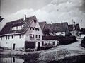 Am Fischerberg in Stadeln im Jahr 1938; von links das Fischerhaus Hirschmann, der Bauernhof Küttlinger, im Hintergrund das Haus der Familie Schachtner, genannt das Storchenhaus - 