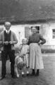 Landwirt  mit Ehefrau Anna und Tochter Frieda in seinen Anwesen 