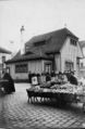 Fischverkaufshalle am Obstmarkt der Deutschen Dampffischerei-Gesellschaft "Nordsee" mit den sog. <a class="mw-selflink selflink">Ketznfrauen</a> im Hintergrund, ca. 1906