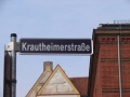 Straßenschild Krautheimerstraße, Im Hintergrund Giebel der <!--LINK'" 0:28-->