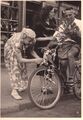 Begrüßung des Langstreckenradfahrers Fritz Sperk durch Margarete Hegendörfer, vermutlich nach seiner Rückkehr von der olympischen Reiterolympiade 1956 in Stockholm