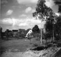 Blick vom <a class="mw-selflink selflink">Wiesengrund</a> auf  mit dem uralten "Kreuzweg" als Wiesenweg zwischen  und . Das helle Bauernhaus Bildmitte der Familie Ulrich wurde am 26. Februar 1943 durch einen Bombenvolltreffer komplett zerstört. Aufnahme von 1936.