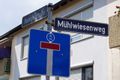 Straßenschild an der Kreuzung Mühlwiesenweg/Hummelstraße