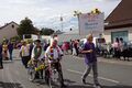 gelebte Ökumene beider christlichen Kirchen u. a. mit Pfarrer  beim Stadelner Kärwazug, August 2024