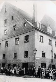 Charcutier Johann Bäuerlein im ehemaligen Amtshaus um 1910