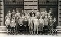 Schulklasse vor dem Eingang zum Hardenberg-Gymnasium in der Südstadt, ca. 1920