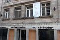 Anwesen Ludwig-Erhard-Straße 19 mit geschlossenem Geschäft <!--LINK'" 0:17-->, Dez. 2019 (mit altem Schriftzug im Sandstein über den Schaufenstern)