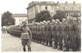 Soldaten der Wehrmacht bei einem Appell im Hof der neuen Infanteriekaserne. Im Bild die sog. "östliche Halbbataillonskaserne", dahinter die Kompaniekaserne (heute Kellermannstraße). Aufnahme um 1937