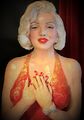 Marilyn Monroe aus Pappmaché. Werk von <a class="mw-selflink selflink">Christiane Altzweig</a>.